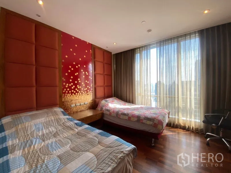 公寓 出租在Sathon, Bangkok - 次卧两张单床，红色软包背景墙，木地板与大窗。