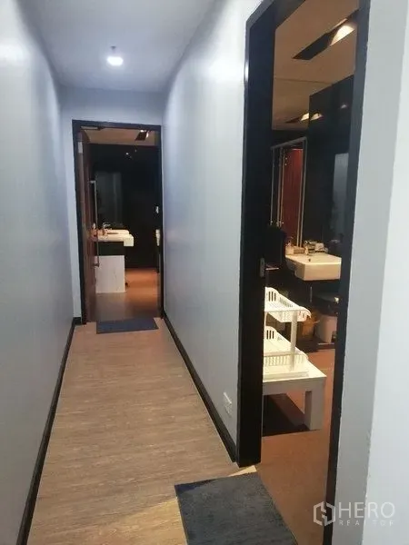 สำนักงาน ให้เช่าในWatthana, Bangkok - ทางเดินในอาคารสำนักงาน เชื่อมไปยังห้องน้ำพร้อมอ่างล้างมือและกระจก