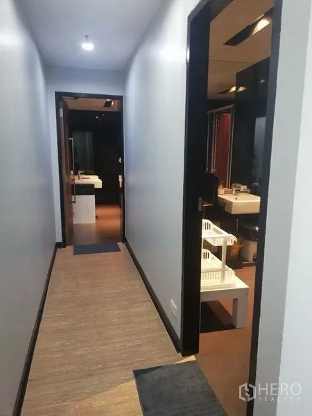 สำนักงาน ให้เช่าในWatthana, Bangkok - ทางเดินในอาคารสำนักงาน เชื่อมไปยังห้องน้ำพร้อมอ่างล้างมือและกระจก