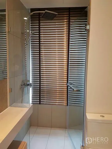 คอนโด ให้เช่าในWatthana, Bangkok - ห้องน้ำพร้อมตู้กระจกกั้นอาบน้ำ ฝักบัวเรนชาวเวอร์ และบานเกล็ด