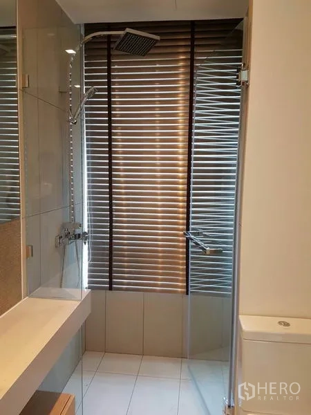 คอนโด ให้เช่าในWatthana, Bangkok - ห้องน้ำพร้อมตู้กระจกกั้นอาบน้ำ ฝักบัวเรนชาวเวอร์ และบานเกล็ด