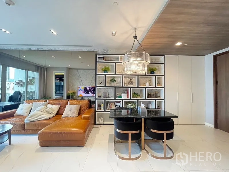 Condominium for rent in Pathum Wan, Bangkok - Dining corner with black marble table, feature shelving and crystal chandelier.