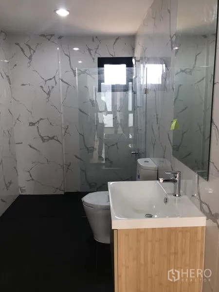 โรงงาน ขายในThanyaburi, Pathum Thani - ห้องน้ำสมัยใหม่ ผนังลายหินอ่อน อ่างล้างหน้าและโซนฝักบัว