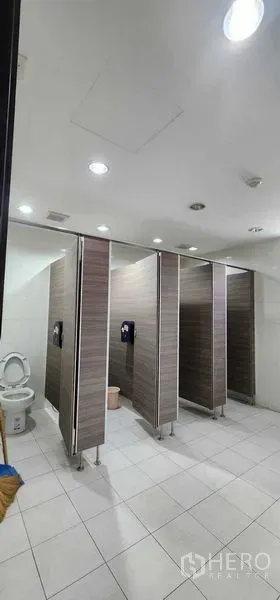 办公空间 出租在Khlong San, Bangkok - 干净的公共卫生间，多个隔间与瓷砖地面。