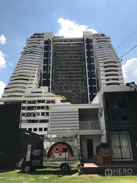 คอนโด ให้เช่าในWatthana, Bangkok - อาคารคอนโดสูงสีขาวพร้อมระเบียงเล่นระดับ ใต้ท้องฟ้าสีคราม