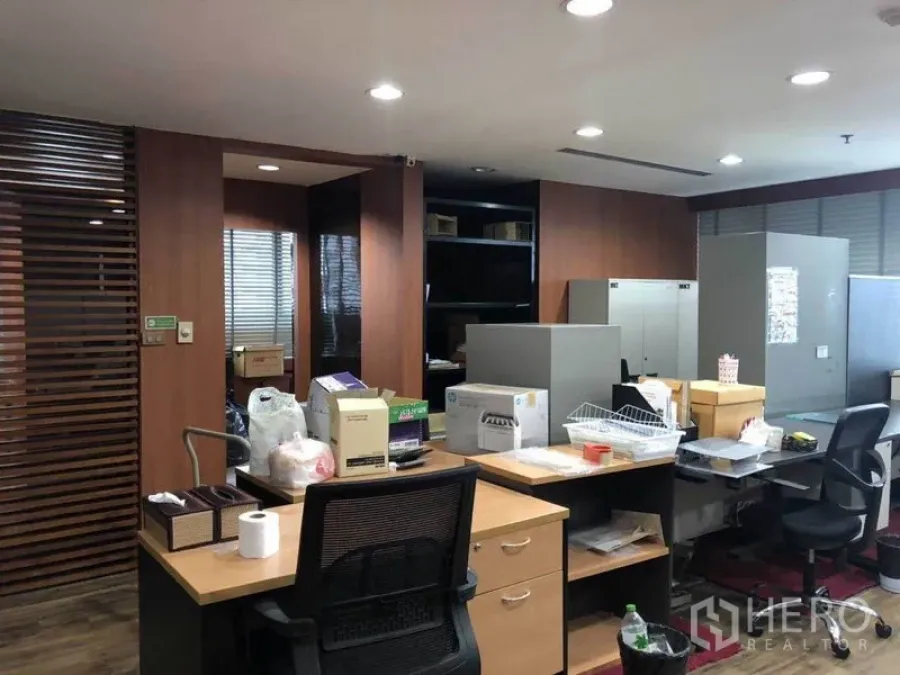 สำนักงาน ขายในWatthana, Bangkok - พื้นที่ทำงานแบบเปิด โต๊ะทำงาน ฉากระแนงไม้ และไฟเพดาน