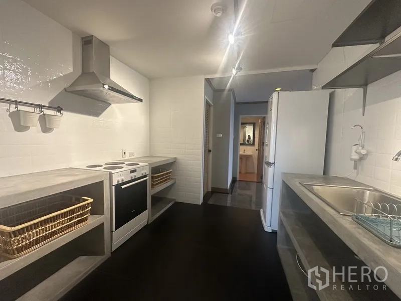 คอนโด ขายในWatthana, Bangkok - อีกมุมของครัว เห็นตู้เย็นและเตาอบไฟฟ้า