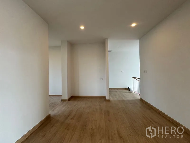 Home Office for rent in Pak Kret, Nonthaburi - Bright empty room with wood-look flooring and recessed lights ready for workspace