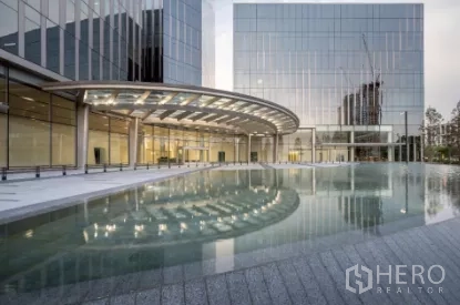 สำนักงาน ให้เช่าในChatuchak, Bangkok - อาคารสำนักงานสมัยใหม่ ผนังกระจกสะท้อนและสระน้ำตื้นด้านหน้า