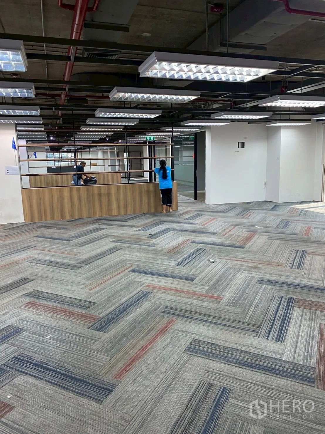 办公室 for rent in Watthana, Bangkok - 接待台与金属隔架分隔开放式办公室。