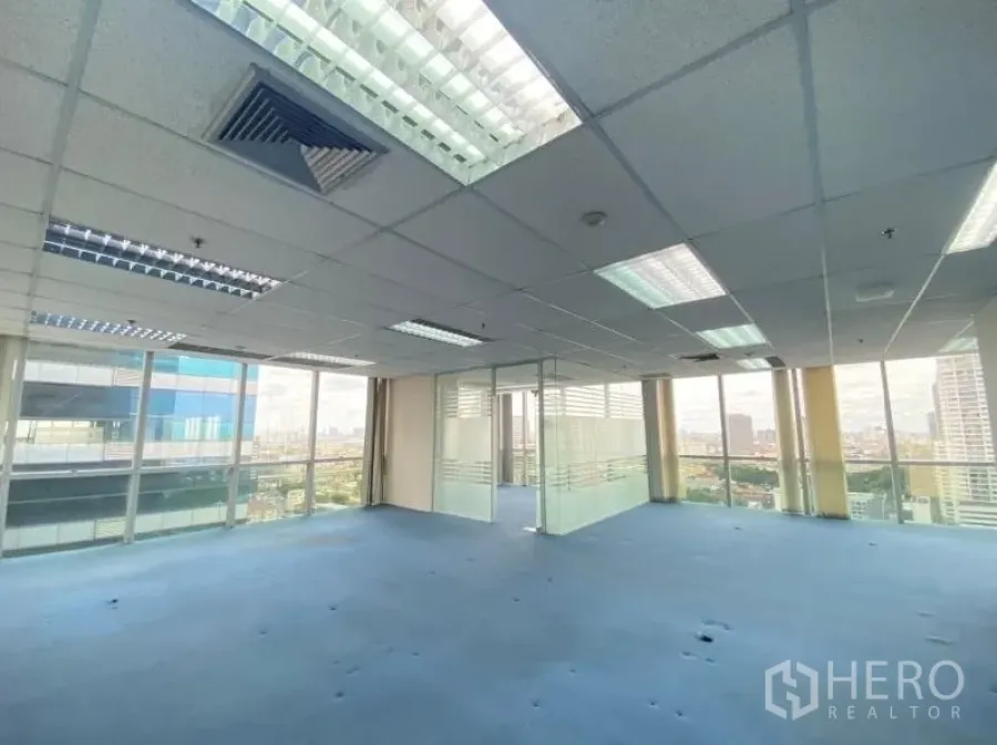 Office Space for rent in Chatuchak, Bangkok - Corner open-plan office with floor-to-ceiling windows, glass meeting room and city views.