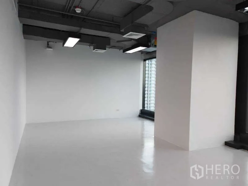 สำนักงาน ให้เช่า - พื้นที่ทำงานสะอาด พื้นขัดมัน เสากลางห้องและหน้าต่างรับแสงธรรมชาติ.