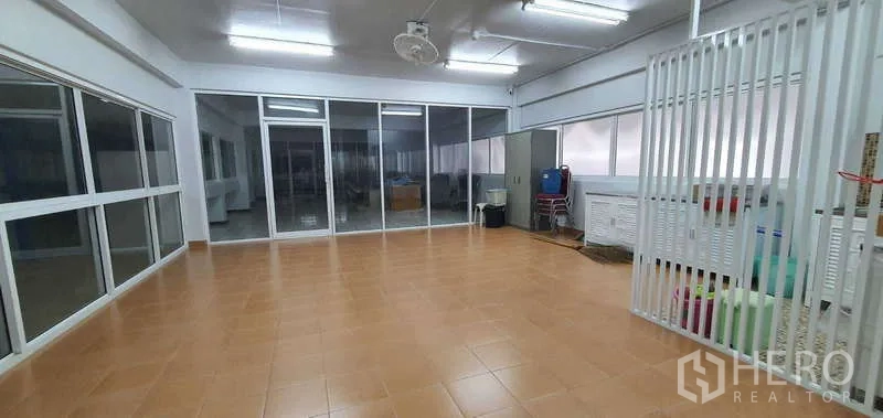 工厂 出租或出售在Lat Krabang, Bangkok - 二层多功能房，瓷砖地面与落地玻璃隔断。