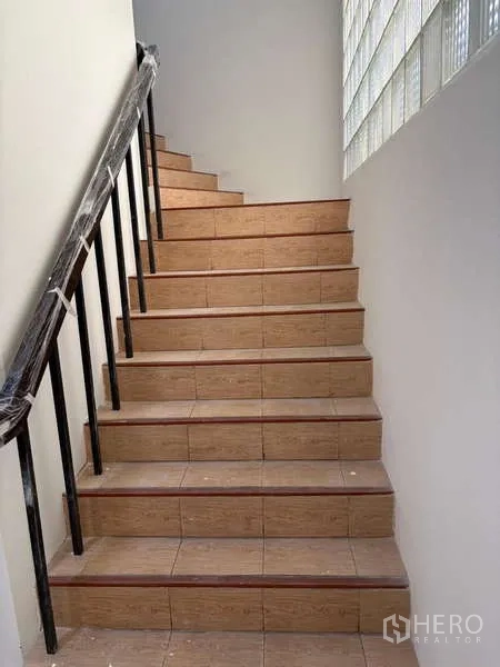 独立商业地产 出租在Khlong Toei, Bangkok - 室内瓷砖楼梯，金属扶手与玻璃砖墙。