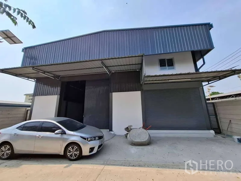 货栈 出租或出售在Bang Phli, Samut Prakan - 仓库正立面，双装卸雨棚与车道