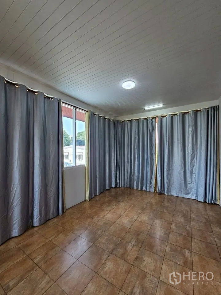 สำนักงานที่บ้าน for rent in Wang Thonglang, Bangkok - ห้องอเนกประสงค์ปู плитก้า มีผ้าม่านยาวรอบด้านและหน้าต่างสว่าง