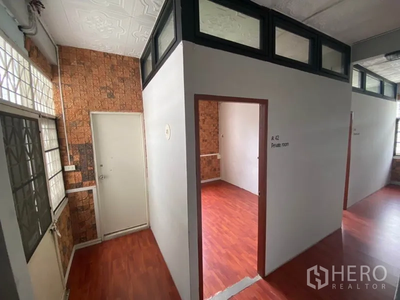 Retail Space for rent in Khlong San, Bangkok - Partitioned private rooms with high clerestory windows and patterned walls.