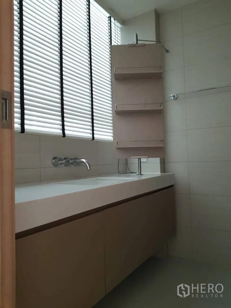 公寓 出租在Khlong Toei, Bangkok - 浴室设加长台盆、墙出水龙头、置物架与百叶窗