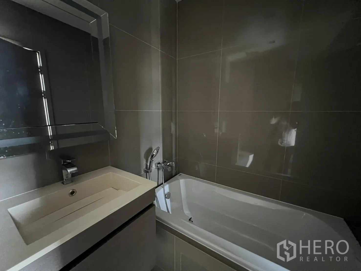 公寓 for rent in Watthana, Bangkok - 浴室设浴缸与带框镜面的洗手台。