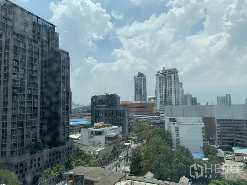 คอนโด ให้เช่าในWatthana, Bangkok - วิวสกายไลน์ย่านเอกมัยจากหน้าต่างคอนโด เห็นอาคารสูงและท้องฟ้าโปร่ง