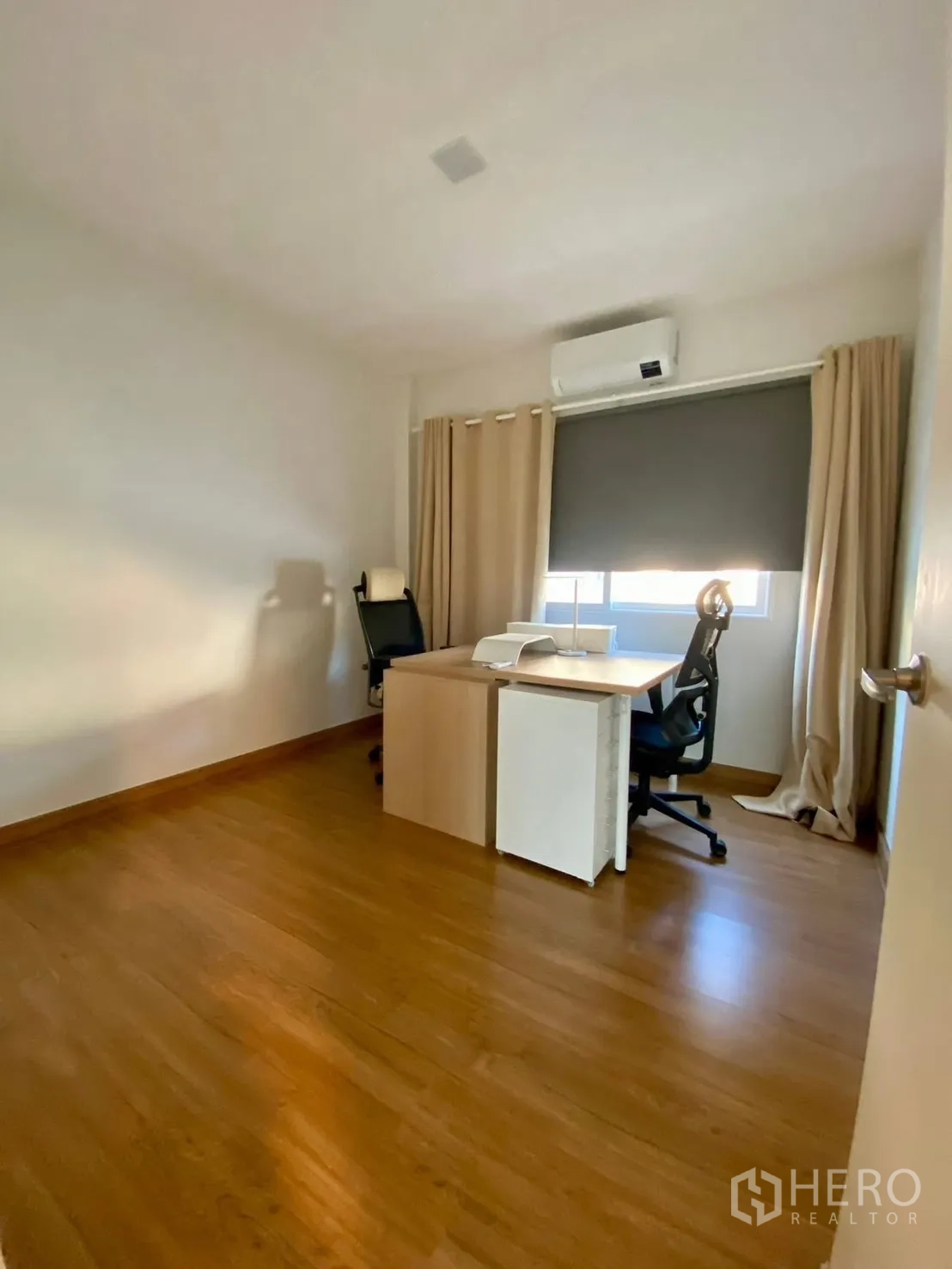Semi-detached House for rent in Bang Phli, Samut Prakan - Air-conditioned home office with two desks and wood flooring.
