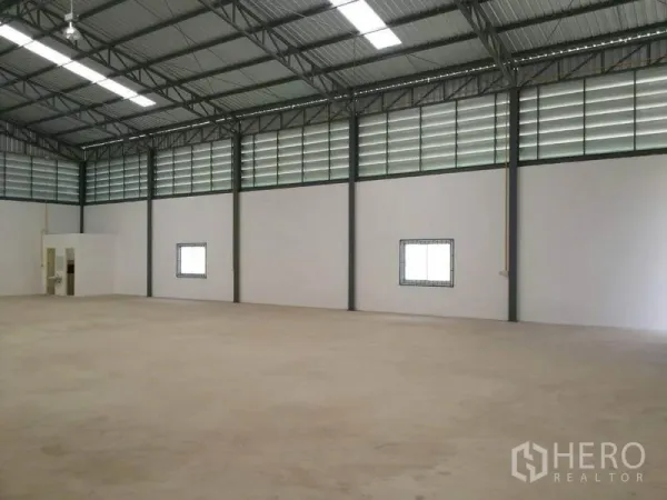 货栈 出租在Lam Luk Ka, Pathum Thani - 开放式库内空间，设有通风板、小窗与内置卫生间区域。