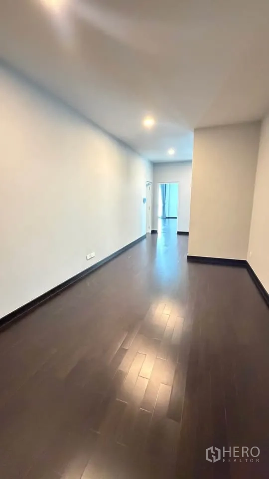 Detached House for rent in Bang Phli, Samut Prakan - Long room with recessed lighting and dark wooden flooring.