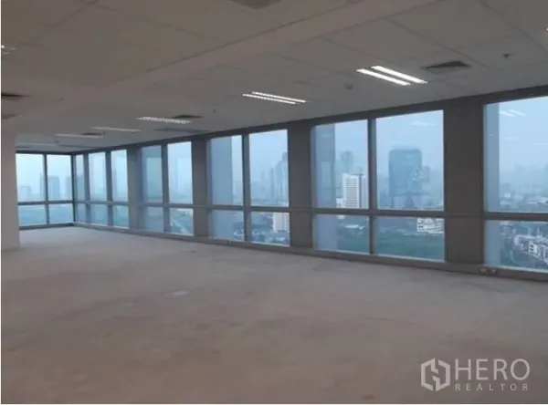 สำนักงาน ให้เช่า - มุมออฟฟิศกระจกเต็มสูง มองเห็นวิวสกายไลน์กรุงเทพฯ