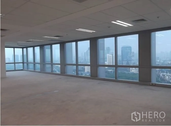 สำนักงาน ให้เช่า - มุมออฟฟิศกระจกเต็มสูง มองเห็นวิวสกายไลน์กรุงเทพฯ