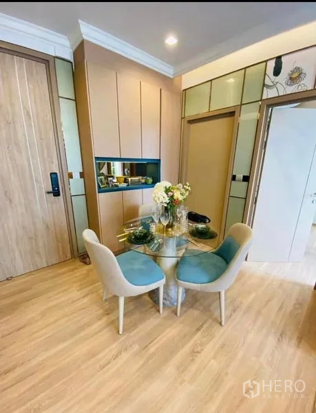 คอนโด ให้เช่าในWatthana, Bangkok - มุมรับประทานอาหารโต๊ะกระจกกลม เก้าอี้บุนวม และตู้เก็บของบิลต์อิน