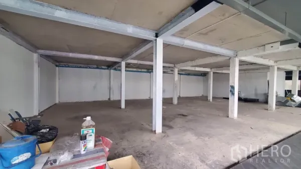 办公空间 出租在Phaya Thai, Bangkok - 未装修的办公室，柱网开阔，水泥地面与白色隔墙，适合自行装修。