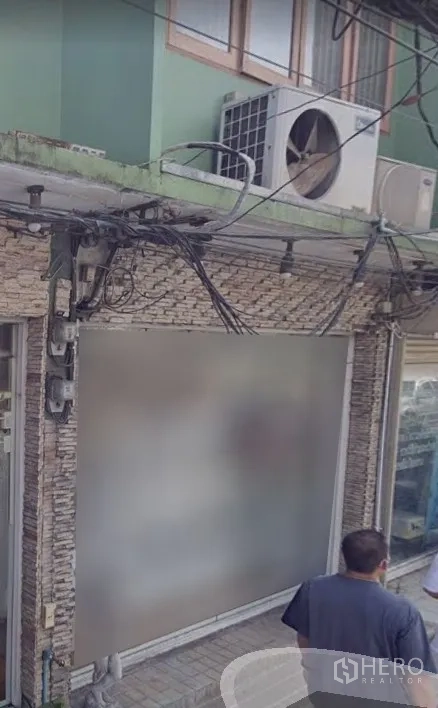 อาคารพาณิชย์ ให้เช่าในWatthana, Bangkok - ด้านหน้าอาคารพาณิชย์ติดถนน มีประตูม้วน กรุผนังหิน และคอมเพรสเซอร์แอร์ ใกล้เอกมัย