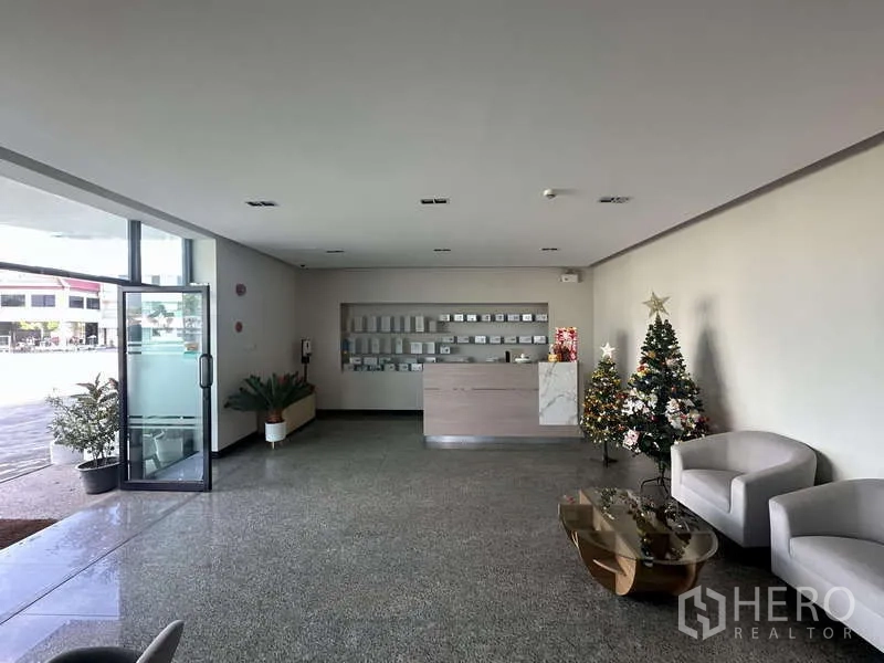 Warehouse for rent in Khlong Sam Wa, Bangkok - Bright reception lobby with glass entrance, lounge seating and front desk.