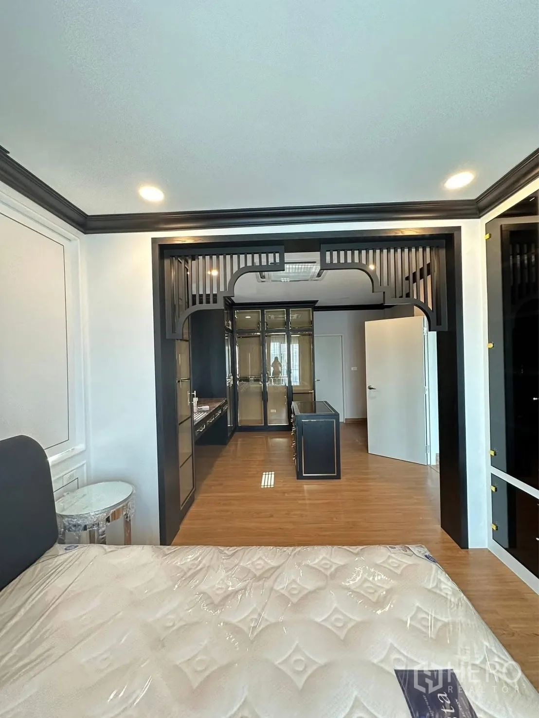 บ้านเดี่ยว for rent in Bang Phli, Samut Prakan - มุมห้องนอนไปยังห้องแต่งตัวพร้อมตู้โชว์ไฟในตัว