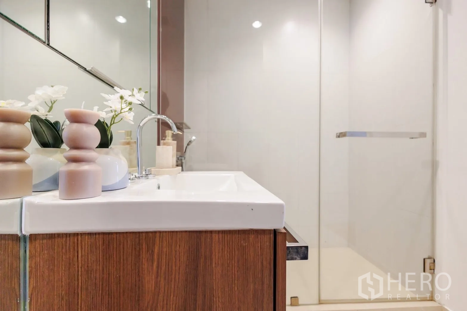 公寓 for rent or sale in Pathum Wan, Bangkok - 现代浴室，悬浮木质洗手台、大镜面与玻璃淋浴间。