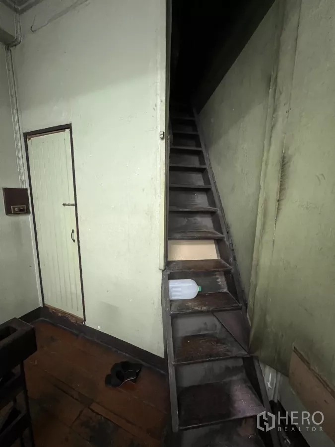 店屋 出租在Watthana, Bangkok - 狭窄木楼梯通往顶层，旁有储物门