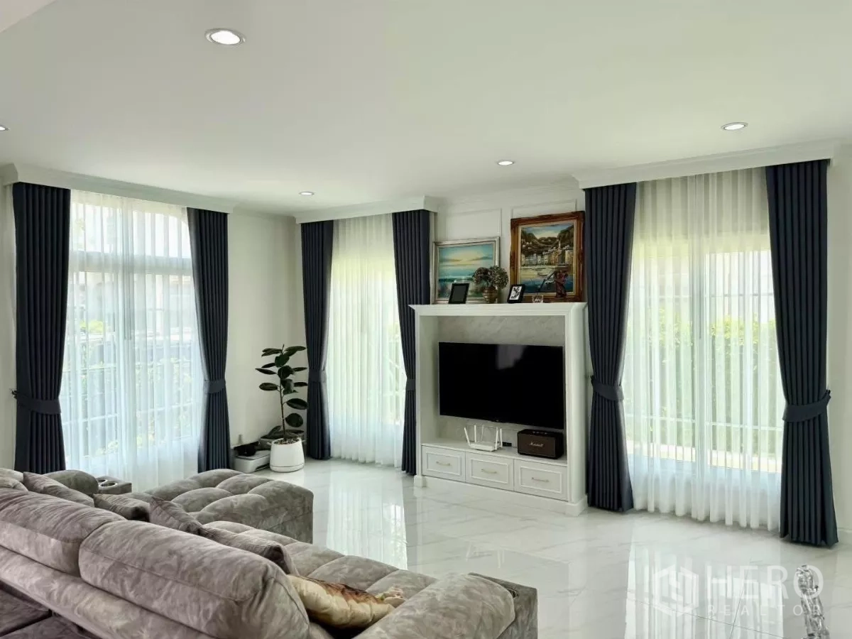 Detached House for rent in Bang Phli, Samut Prakan - Bright living room with sheer curtains, sectional sofa, and a media wall in a light, modern style.