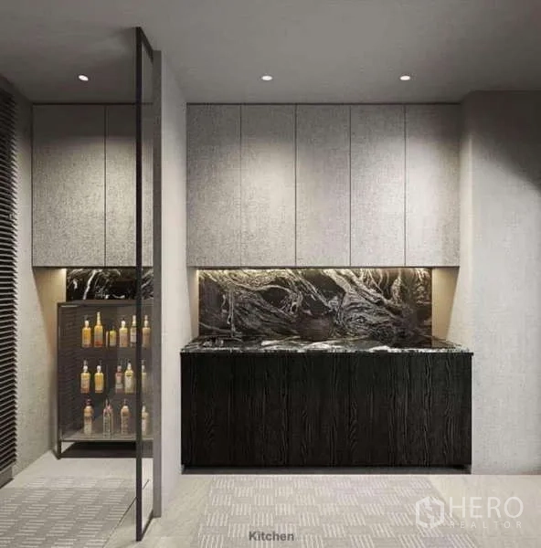 ทาวน์เฮาส์ ให้เช่าในSuan Luang, Bangkok - ครัวสมัยใหม่ขนาดกะทัดรัด ผนังหินอ่อน ไฟใต้ตู้ และพื้นที่เก็บของมากมาย