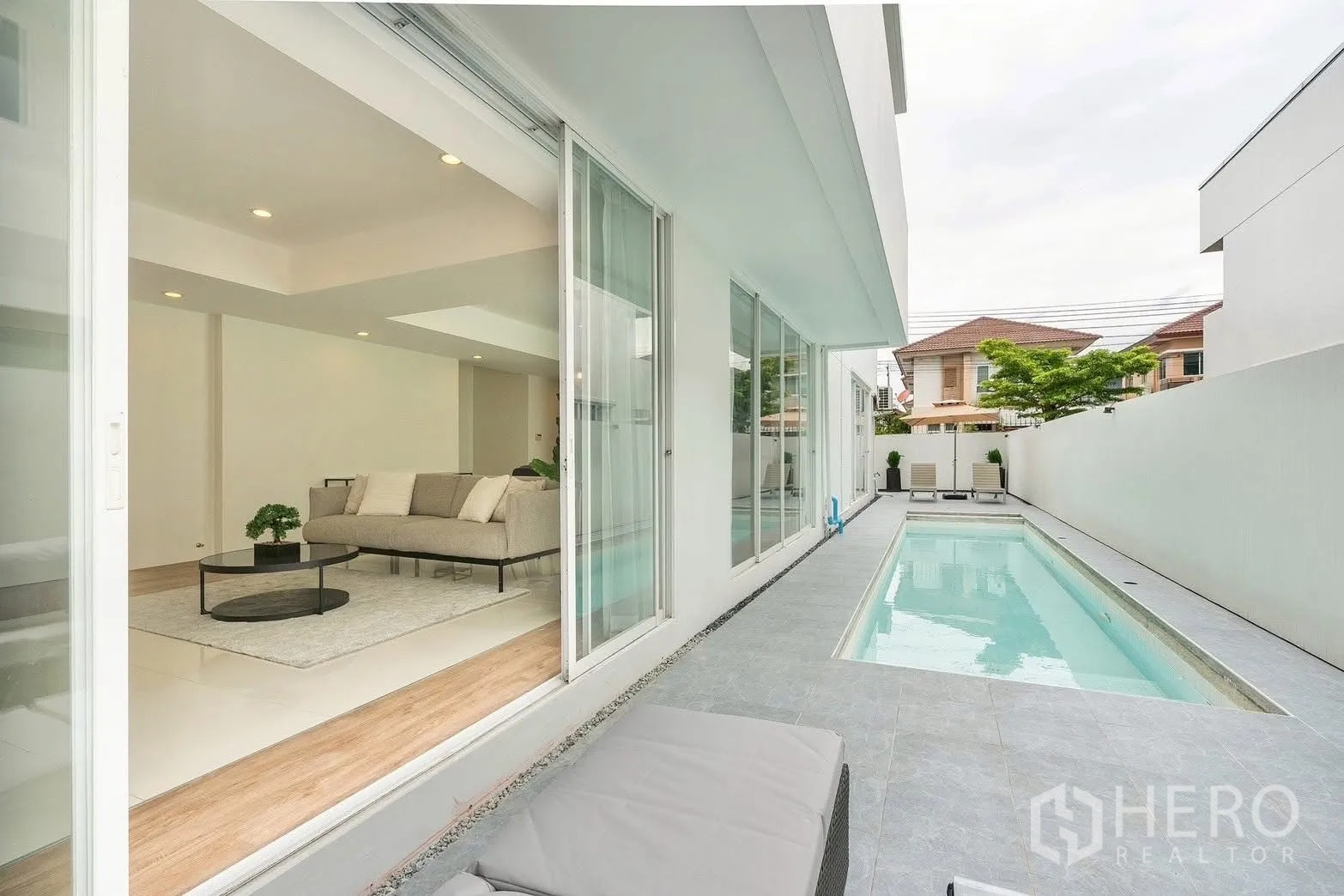 独栋房屋 for rent in Saphan Sung, Bangkok - 客厅推拉玻璃门连接到泳道。