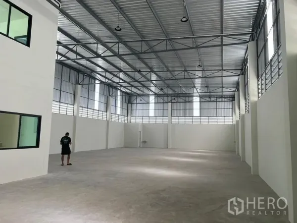 คลังสินค้า ให้เช่าในBang Phli, Samut Prakan - พื้นที่คลังสินค้าภายในแบบฮอลล์โล่ง หลังคาโครงเหล็ก ช่องแสงสูง และพื้นคอนกรีตเรียบ
