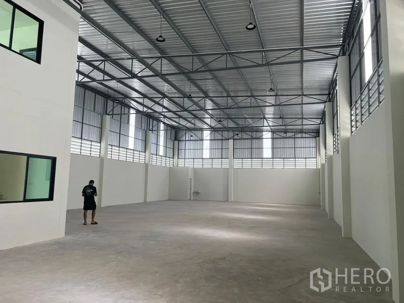 คลังสินค้า ให้เช่าในBang Phli, Samut Prakan - พื้นที่คลังสินค้าภายในแบบฮอลล์โล่ง หลังคาโครงเหล็ก ช่องแสงสูง และพื้นคอนกรีตเรียบ