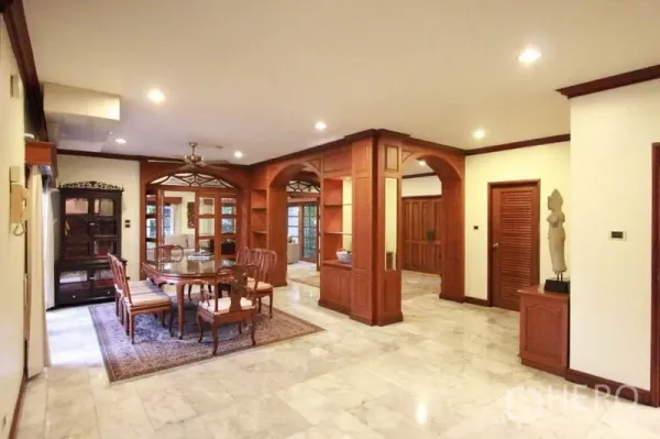 บ้าน ให้เช่าในPrawet, Bangkok - มุมทานอาหารพร้อมตู้บิลต์อินไม้ ลายซุ้มโค้ง และพื้นหินอ่อนเงางาม