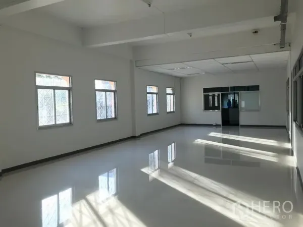 工厂 出租在Mueang Samut Prakan, Samut Prakan - 明亮的办公空间，亮面瓷砖地、白色墙面与多扇窗户。