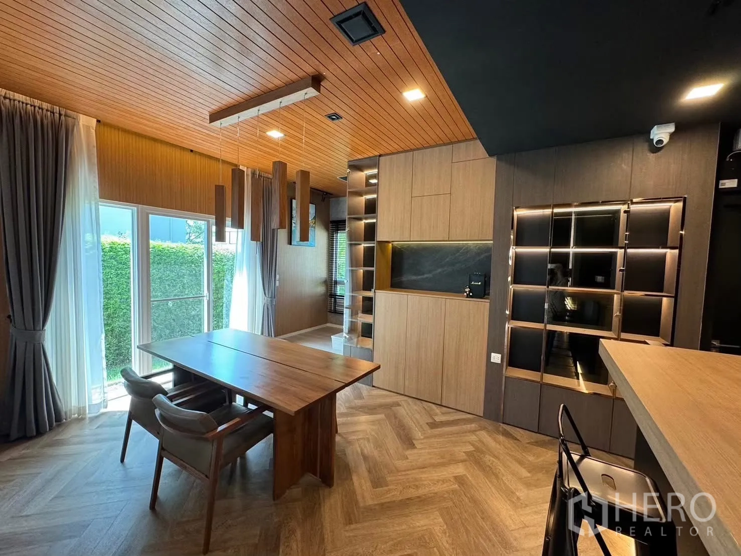 独栋房屋 for rent in Prawet, Bangkok - 开放客厅配沙发、吧台与影音墙。