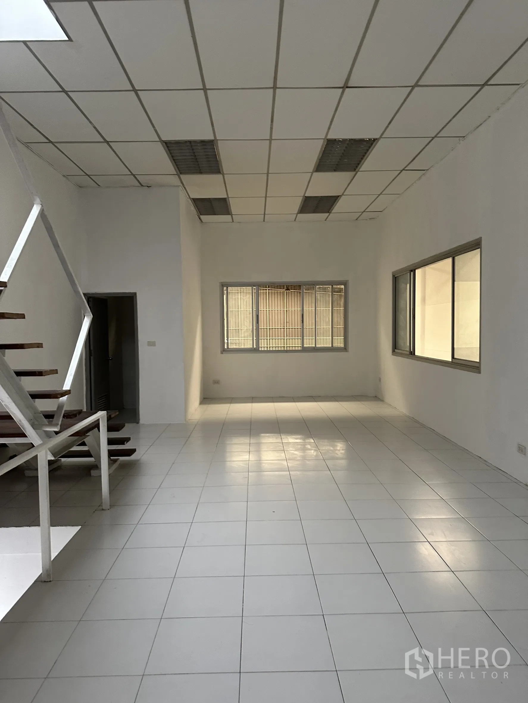 工厂 出租在Khlong Luang, Pathum Thani - 明亮的瓷砖办公室，带窗户与格栅吊顶。