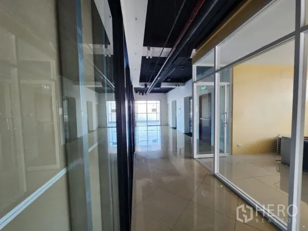 พื้นที่ขายปลีก ให้เช่าในBang Rak, Bangkok - โถงสว่างหน้าห้องกระจก หลายสำนักงานในแนวเดียวกัน