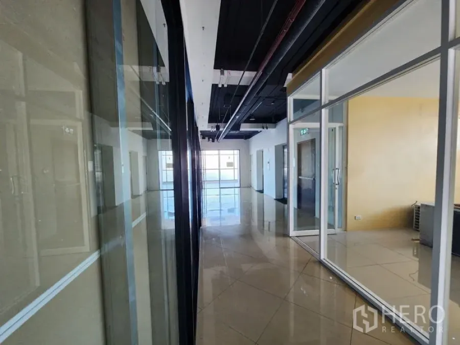 พื้นที่ขายปลีก ให้เช่าในBang Rak, Bangkok - โถงสว่างหน้าห้องกระจก หลายสำนักงานในแนวเดียวกัน