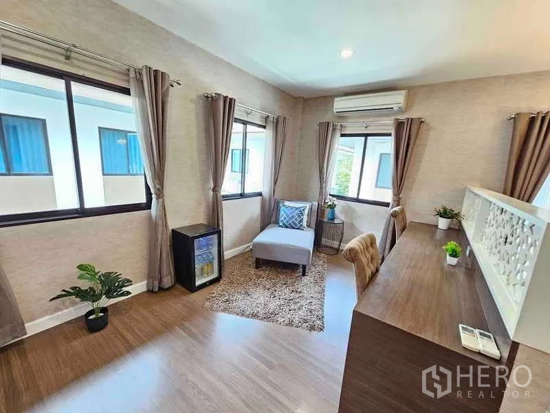 独立式住宅 出租在Prawet, Bangkok - 二层家庭区/书房，长桌、休闲椅与多扇窗