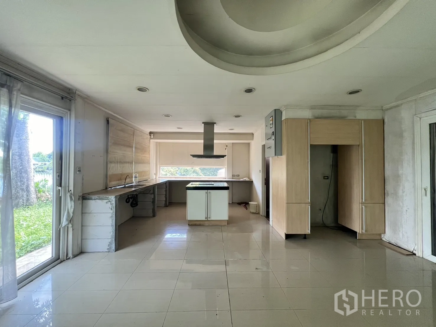 Detached House for sale in Saphan Sung, Bangkok - Kitchen with long counter, garden view, and sliding door to the yard.