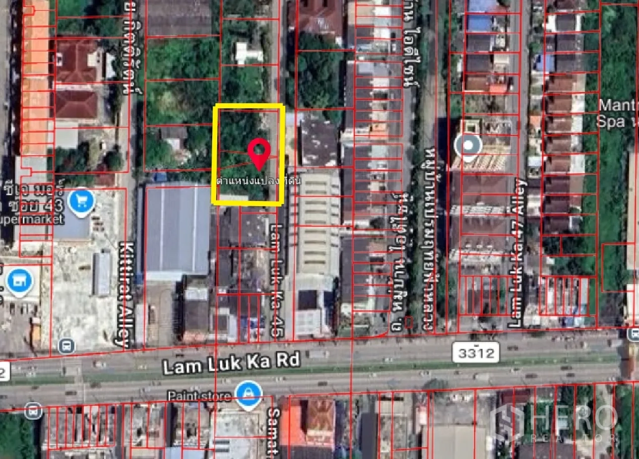 土地 for sale in Lam Luk Ka, Pathum Thani - 卫星图标示出靠近社区主路的土地位置。